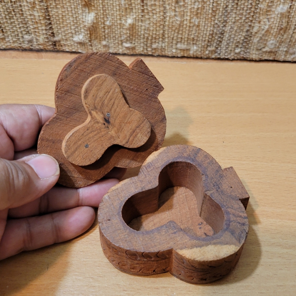 Vintage Hardwood Hand Carved Clover Shaped Lidded Trinket Box
